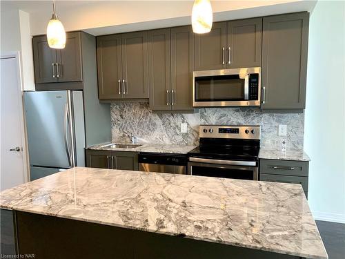 716-7711 Green Vista Gate, Niagara Falls, ON - Indoor Photo Showing Kitchen With Upgraded Kitchen