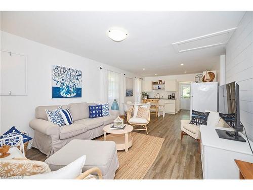 3913 Alexandra Road, Crystal Beach, ON - Indoor Photo Showing Living Room