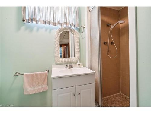 6616 Corwin Crescent, Niagara Falls, ON - Indoor Photo Showing Bathroom