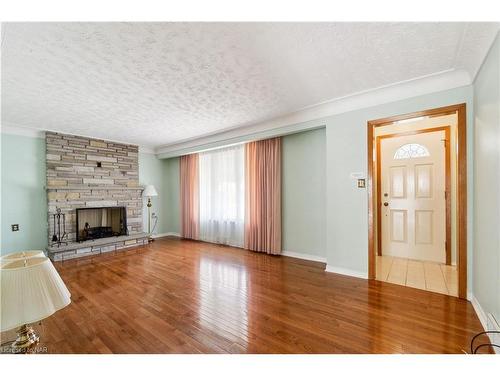 6616 Corwin Crescent, Niagara Falls, ON - Indoor Photo Showing Living Room With Fireplace