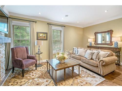 2-233 King Street, Niagara-On-The-Lake, ON - Indoor Photo Showing Living Room