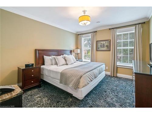 2-233 King Street, Niagara-On-The-Lake, ON - Indoor Photo Showing Bedroom