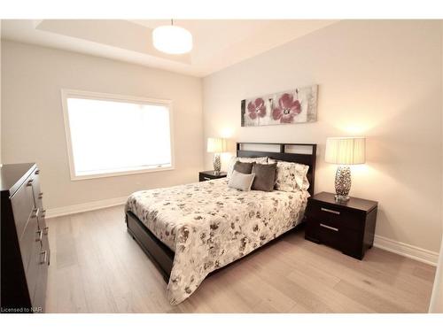 12 Peachtree Lane, Niagara-On-The-Lake, ON - Indoor Photo Showing Bedroom