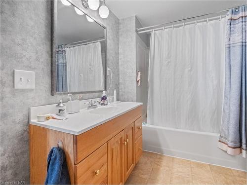 1563 Thompson Road, Fort Erie, ON - Indoor Photo Showing Bathroom