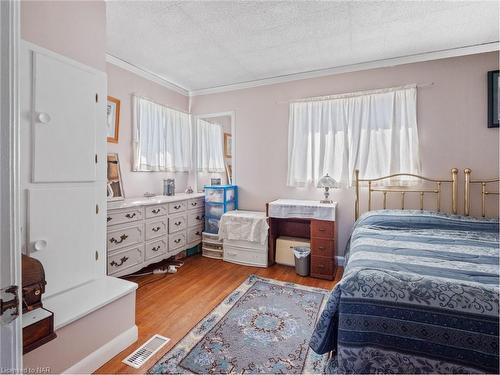 1563 Thompson Road, Fort Erie, ON - Indoor Photo Showing Bedroom