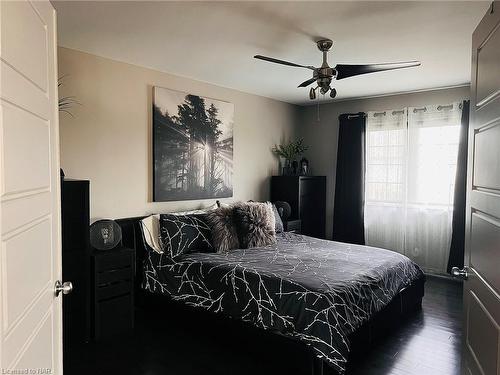 6498 Christopher Crescent Crescent, Niagara Falls, ON - Indoor Photo Showing Bedroom