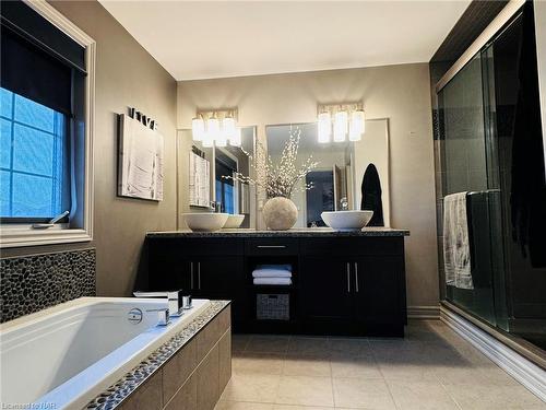 6498 Christopher Crescent Crescent, Niagara Falls, ON - Indoor Photo Showing Bathroom