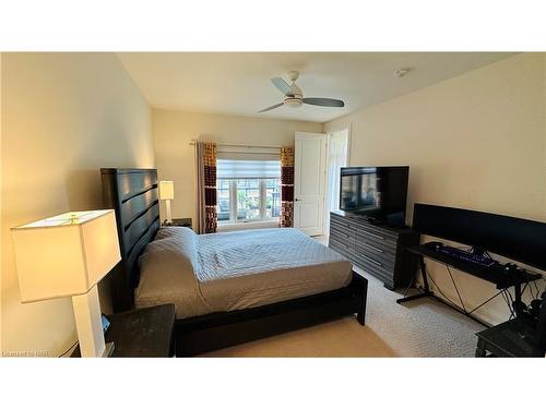 33-8974 Willoughby Drive, Niagara Falls, ON - Indoor Photo Showing Bedroom