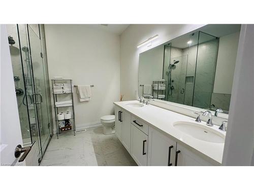 33-8974 Willoughby Drive, Niagara Falls, ON - Indoor Photo Showing Bathroom