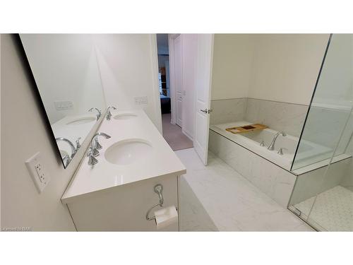 33-8974 Willoughby Drive, Niagara Falls, ON - Indoor Photo Showing Bathroom