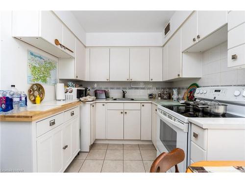 903-35 Towering Heights Boulevard, St. Catharines, ON - Indoor Photo Showing Kitchen