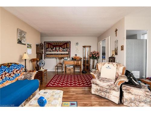 903-35 Towering Heights Boulevard, St. Catharines, ON - Indoor Photo Showing Living Room