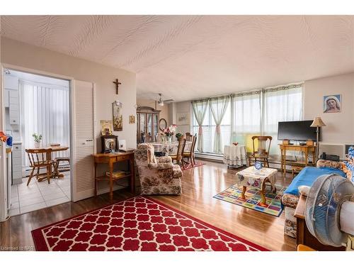 903-35 Towering Heights Boulevard, St. Catharines, ON - Indoor Photo Showing Living Room
