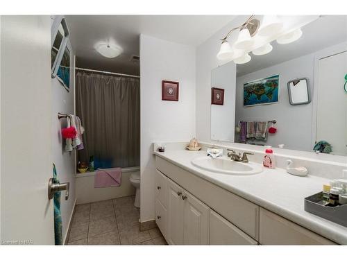 903-35 Towering Heights Boulevard, St. Catharines, ON - Indoor Photo Showing Bathroom