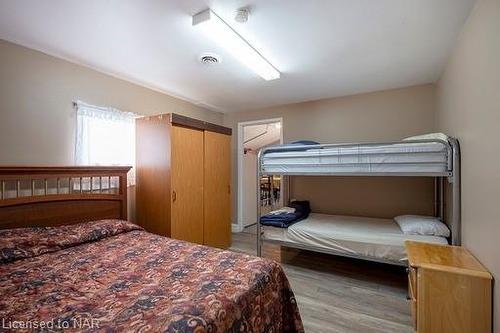 6395 Garner Road, Niagara Falls, ON - Indoor Photo Showing Bedroom