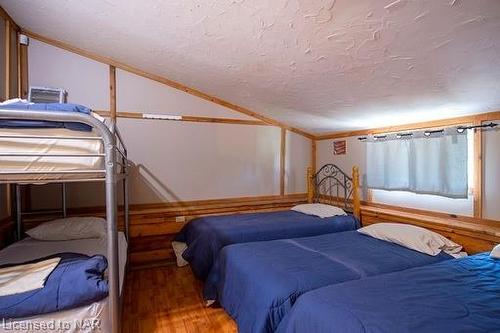 6395 Garner Road, Niagara Falls, ON - Indoor Photo Showing Bedroom