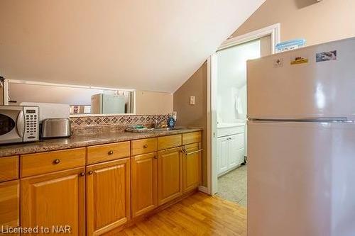 6395 Garner Road, Niagara Falls, ON - Indoor Photo Showing Kitchen