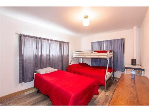 9208 Lundys Lane Lane, Niagara Falls, ON - Indoor Photo Showing Bedroom
