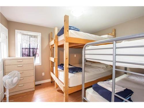 9268 Lundys Lane Lane, Niagara Falls, ON - Indoor Photo Showing Bedroom