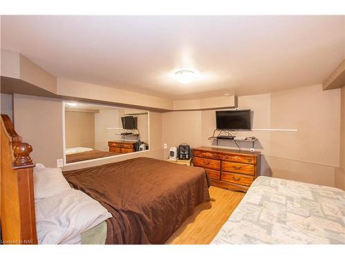 9268 Lundys Lane Lane, Niagara Falls, ON - Indoor Photo Showing Bedroom