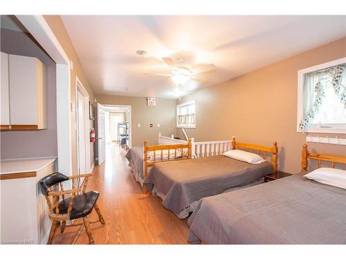 9268 Lundys Lane Lane, Niagara Falls, ON - Indoor Photo Showing Bedroom