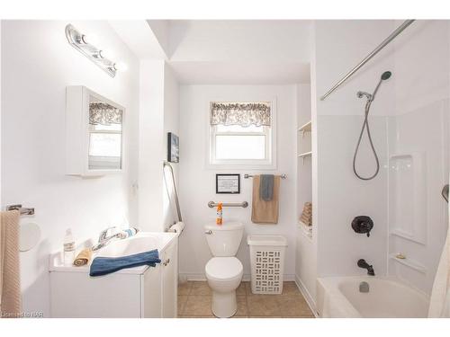 9268 Lundys Lane Lane, Niagara Falls, ON - Indoor Photo Showing Bathroom