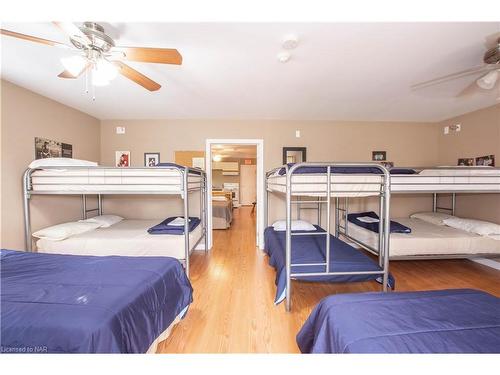 9268 Lundys Lane Lane, Niagara Falls, ON - Indoor Photo Showing Bedroom