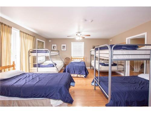 9268 Lundys Lane Lane, Niagara Falls, ON - Indoor Photo Showing Bedroom