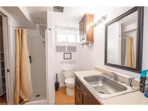 9268 Lundys Lane Lane, Niagara Falls, ON - Indoor Photo Showing Bathroom