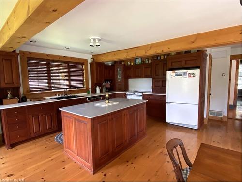 3079 Niagara Parkway, Fort Erie, ON - Indoor Photo Showing Kitchen