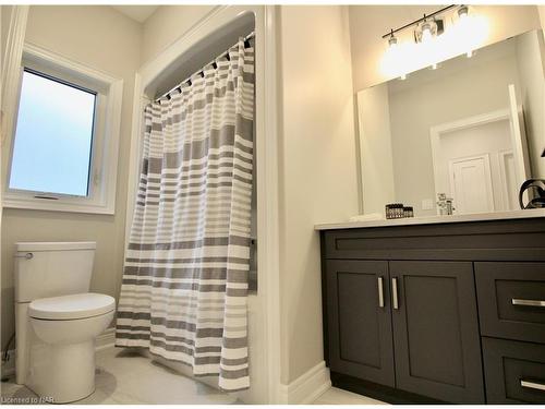 261 Klager Avenue, Fonthill, ON - Indoor Photo Showing Bathroom