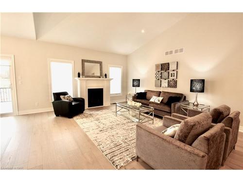 261 Klager Avenue, Fonthill, ON - Indoor Photo Showing Living Room