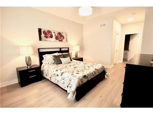 261 Klager Avenue, Fonthill, ON - Indoor Photo Showing Bedroom
