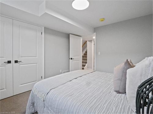 211 Sycamore Street, Welland, ON - Indoor Photo Showing Bedroom
