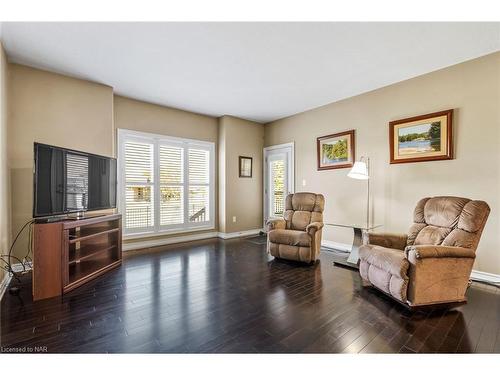 6-4399 Montrose Road, Niagara Falls, ON - Indoor Photo Showing Living Room