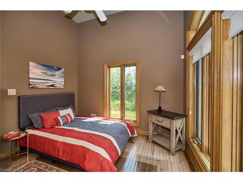2122 Nigh Road, Fort Erie, ON - Indoor Photo Showing Bedroom