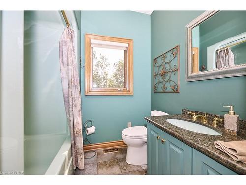 2122 Nigh Road, Fort Erie, ON - Indoor Photo Showing Bathroom