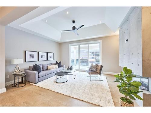 454 Old Course Trail, Welland, ON - Indoor Photo Showing Living Room