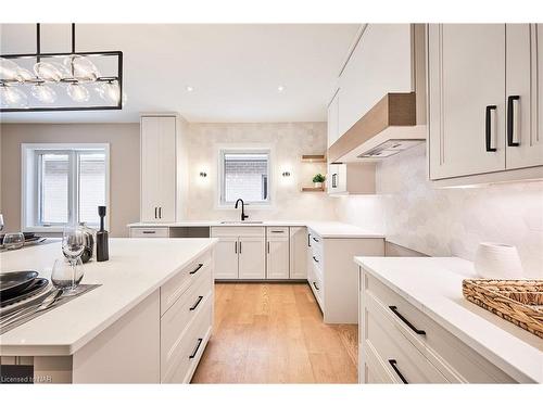 454 Old Course Trail, Welland, ON - Indoor Photo Showing Kitchen With Upgraded Kitchen
