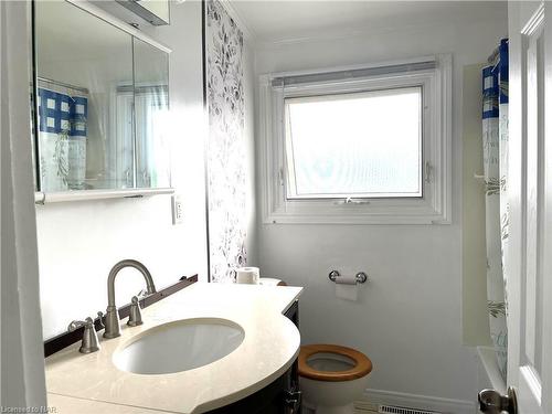 7412 Jordan Avenue, Niagara Falls, ON - Indoor Photo Showing Bathroom