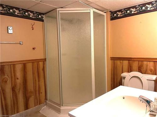 7412 Jordan Avenue, Niagara Falls, ON - Indoor Photo Showing Bathroom