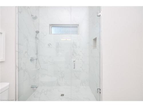 3568 Edinburgh Road, Stevensville, ON - Indoor Photo Showing Bathroom
