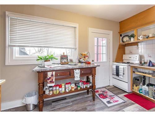 152 Hellems Avenue, Welland, ON - Indoor Photo Showing Kitchen