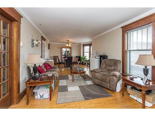 135 Young Street, Welland, ON - Indoor Photo Showing Living Room