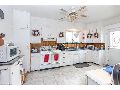 135 Young Street, Welland, ON - Indoor Photo Showing Kitchen