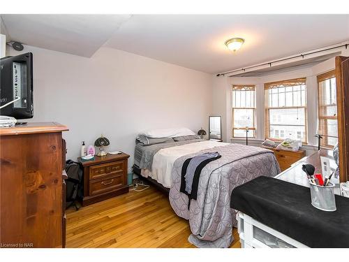 135 Young Street, Welland, ON - Indoor Photo Showing Bedroom