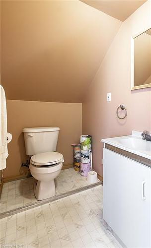 135 Young Street, Welland, ON - Indoor Photo Showing Bathroom