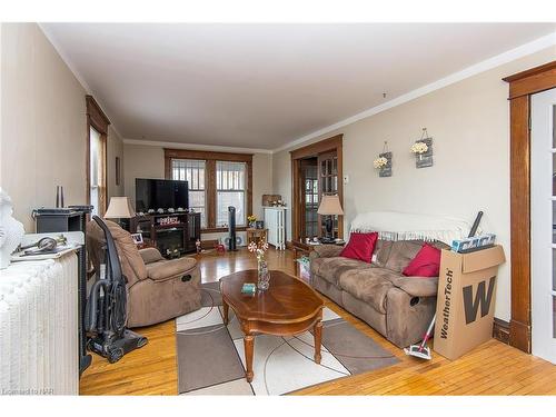 135 Young Street, Welland, ON - Indoor Photo Showing Living Room