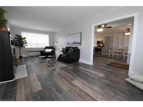 15 Norway Avenue, Welland, ON - Indoor Photo Showing Living Room