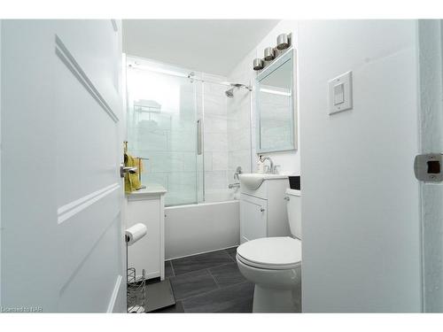 560 Rosehill Road, Fort Erie, ON - Indoor Photo Showing Bathroom